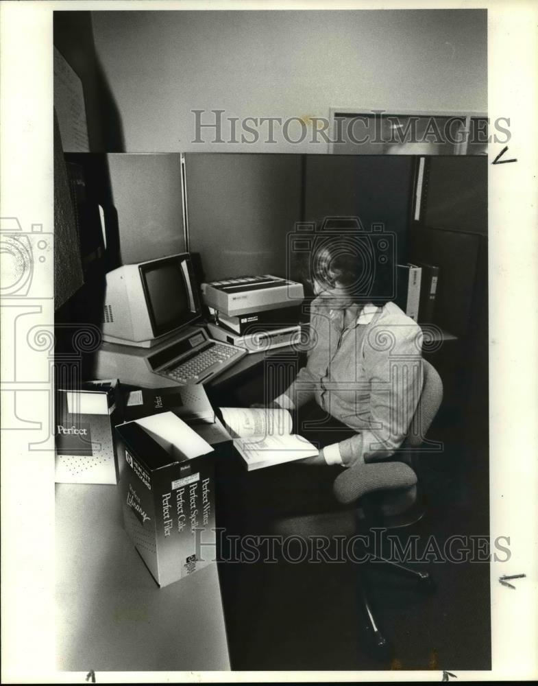 1985 Press Photo Judy Byers, a part inspector for Hewlett-Packard of Corvallis - Historic Images