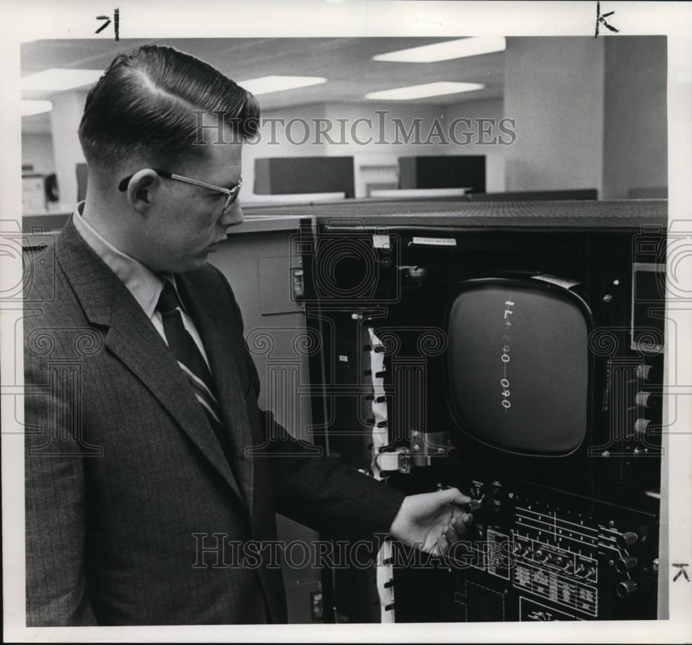 1971 Press Photo Optical Character Recognition system is a computer facility - Historic Images