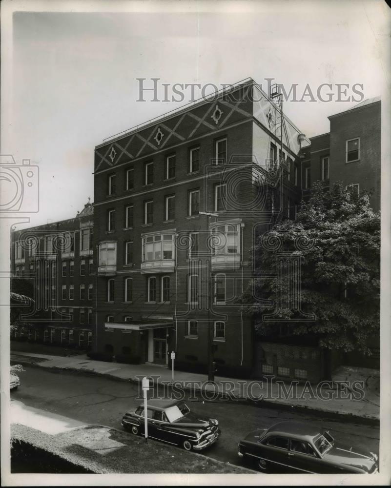 1950 Press Photo Good Samaritan&#39;s main entrance is contrast to early day structu - Historic Images