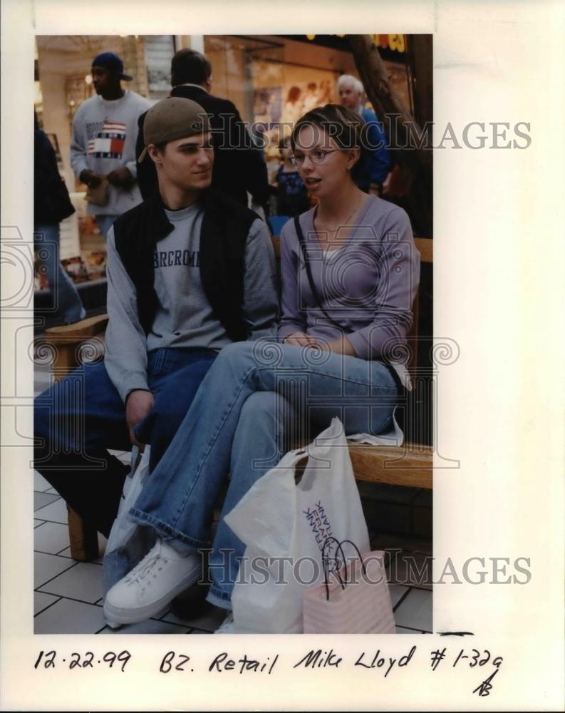 1999 Press Photo A young couple Christmas Chopping - orb10616 - Historic Images