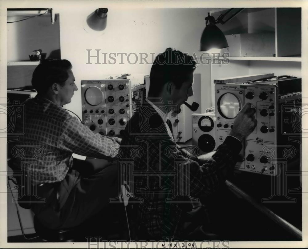 1993 Press Photo Workers check Oscilloscopes when Tektronix Inc was new - Historic Images
