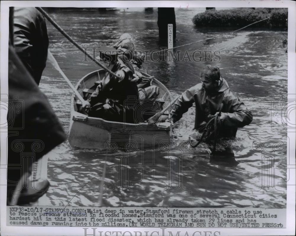 1955 Press Photo Stanford Firemen use a cable to rescue person in Flooded homes - Historic Images