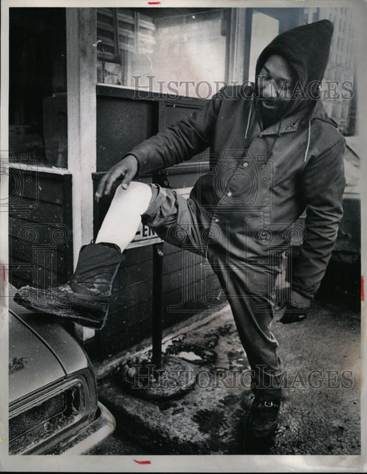 1976 Press Photo Johnny Paul parking lot attendant in Cleveland Ohio - nee88769 - Historic Images