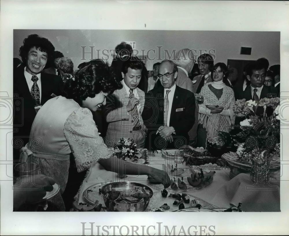 1975 Press Photo Late snack following night performance of the Sapporo Symphony - Historic Images