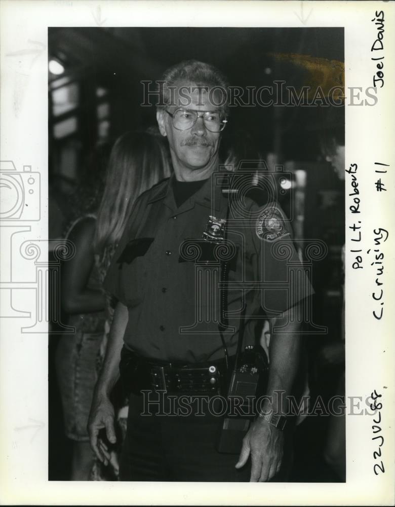 1988 Press Photo Lt Bob Roberts We don't mind if young people want to show off - Historic Images