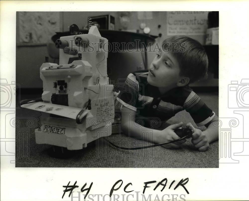 1985 Press Photo 3rd Grader Daniel Wakefield, 9, made his robot - orb49654 - Historic Images