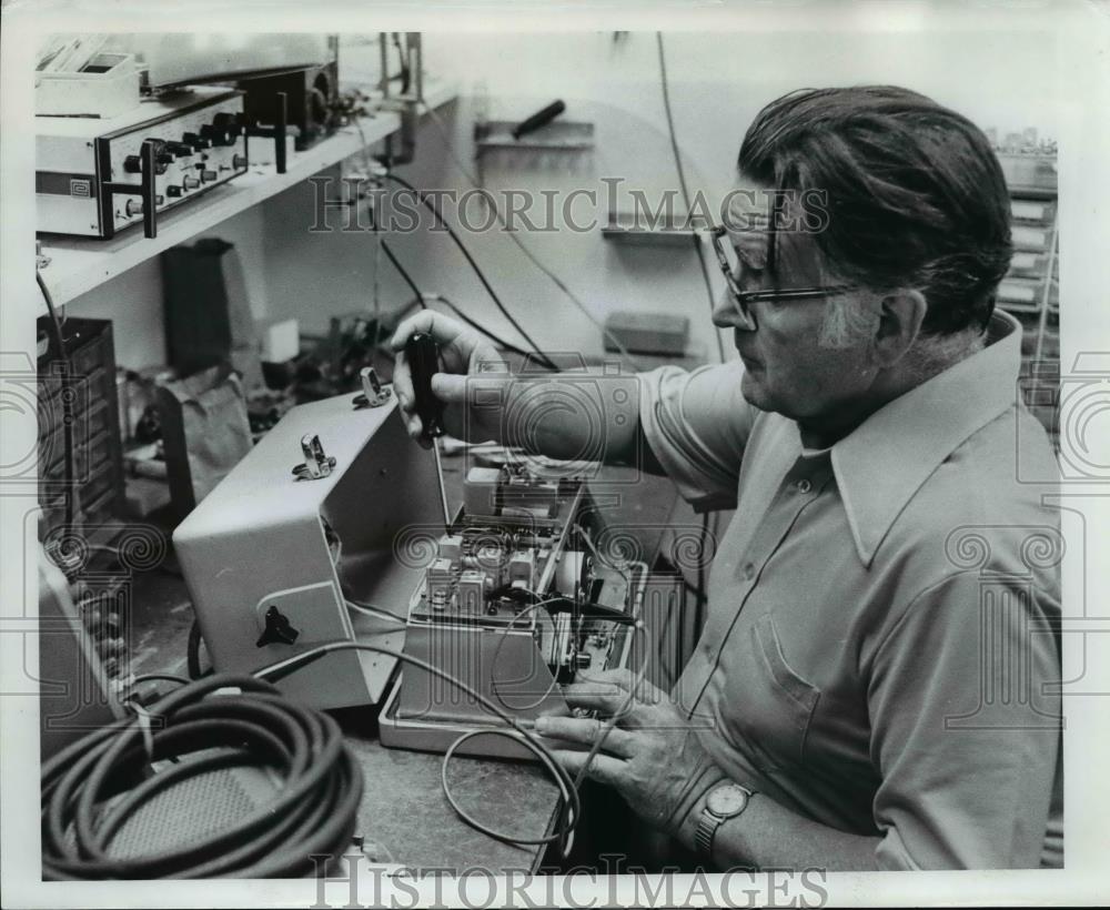 1974 Press Photo Ray Morrow Sr. works on electronic units in Morrow Electronics - Historic Images