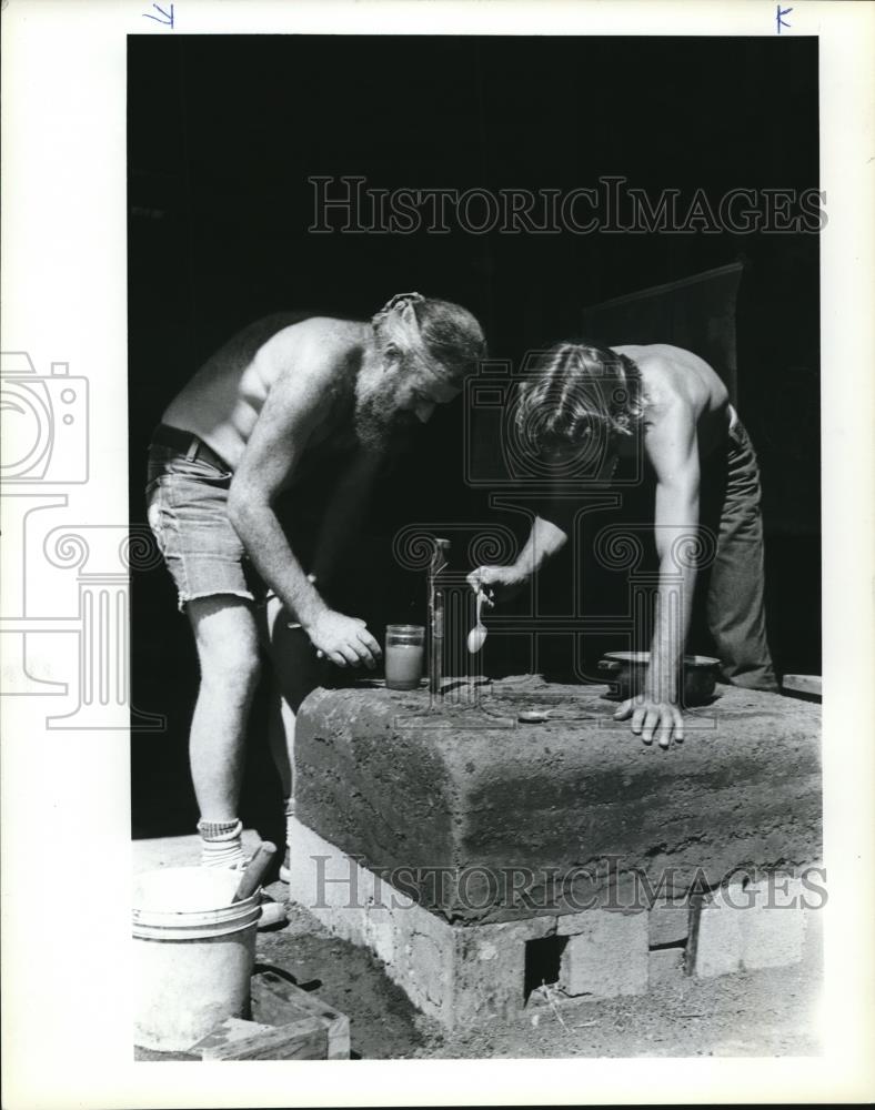 1981 Press Photo Arnold Hyman and Michael Evans construct a Lorena Stove. - Historic Images
