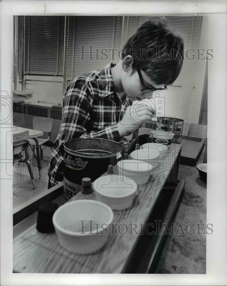 1978 Press Photo Michael Berry sorts object at Oregon School for the Blind - Historic Images