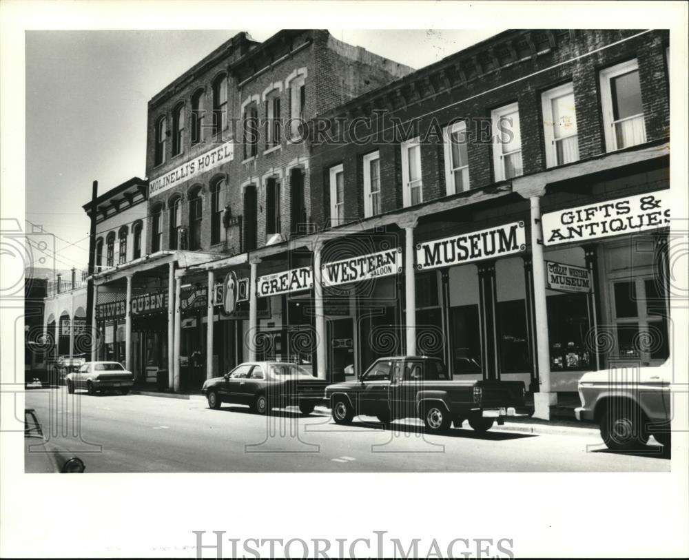 1986 Press Photo Remnants of the 100 saloons in streets of Virginia City, Nev - Historic Images