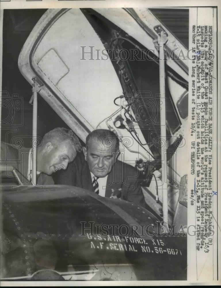 1960 Press Photo Vice Pres Lyndon Johnson tour at West Coast Space Facilities - Historic Images