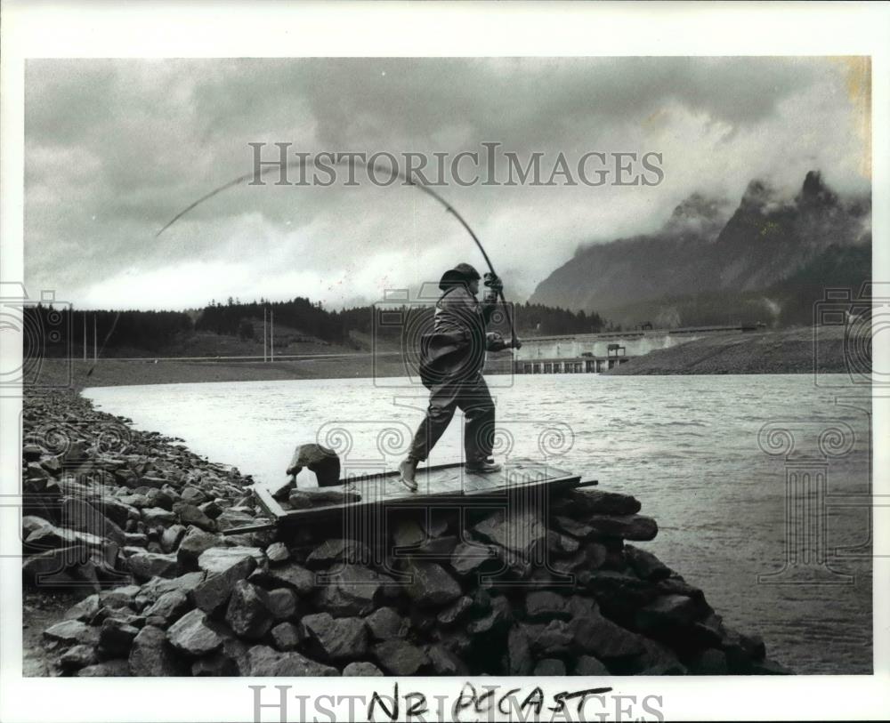 1987 Press Photo Ken Daly of Camascasts on the Washington side of the Columbia - Historic Images