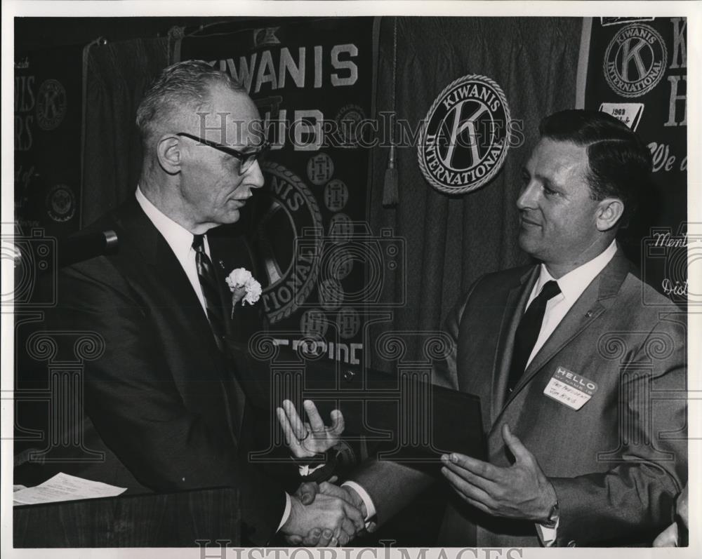 1968 Press Photo Pres.Harry Osborn, Past Pres Jim King South Riverside Kiwanis - Historic Images