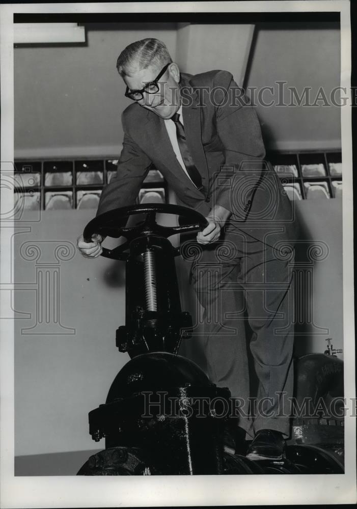 1965 Press Photo Commissioner Grayson and engineers of the Bureau of Water Works - Historic Images