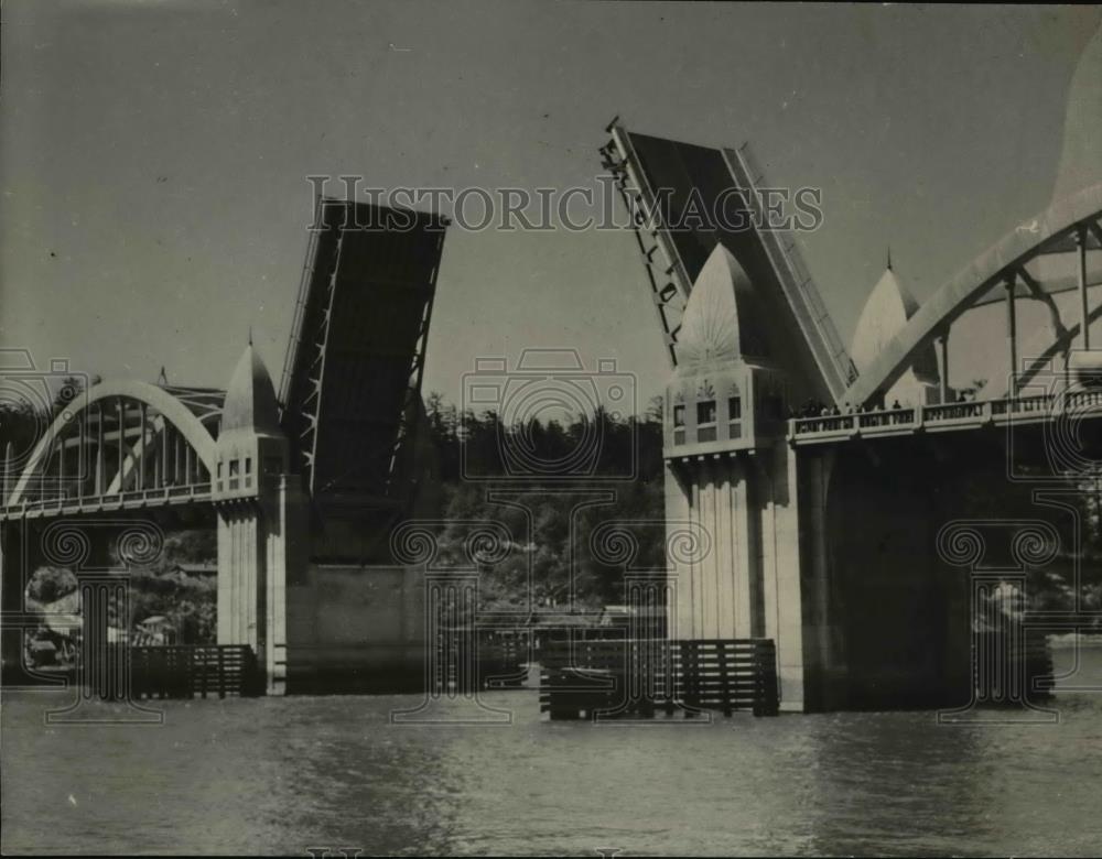 1936 Press Photo Siuslaw Bridge Open picture taken during ceremonies. - orb05778 - Historic Images