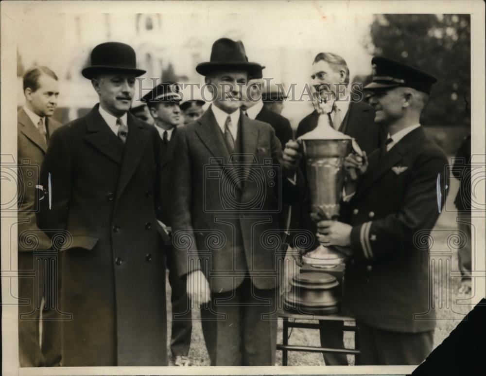 1928 Press Photo Pres.Calvin Coolidge presented herbert Schiff Trophy - Historic Images