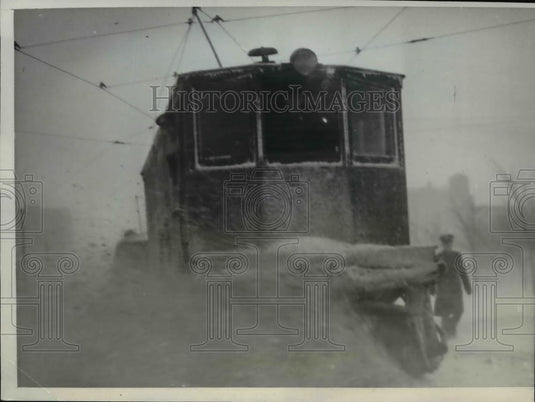 1938 Press Photo Snow plow shown clearing its tracks at after storm in Chicago - Historic Images