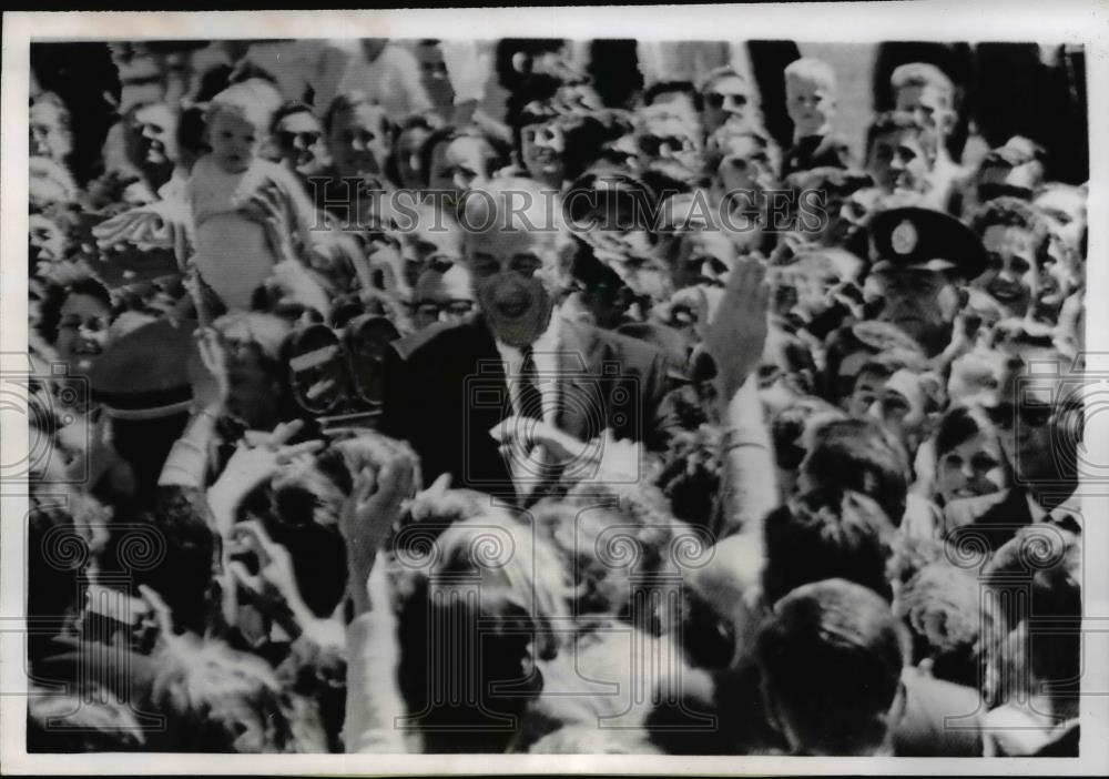 1966 Press Photo Pres. Lyndon Johnson greets well wisher at Parliament House - Historic Images