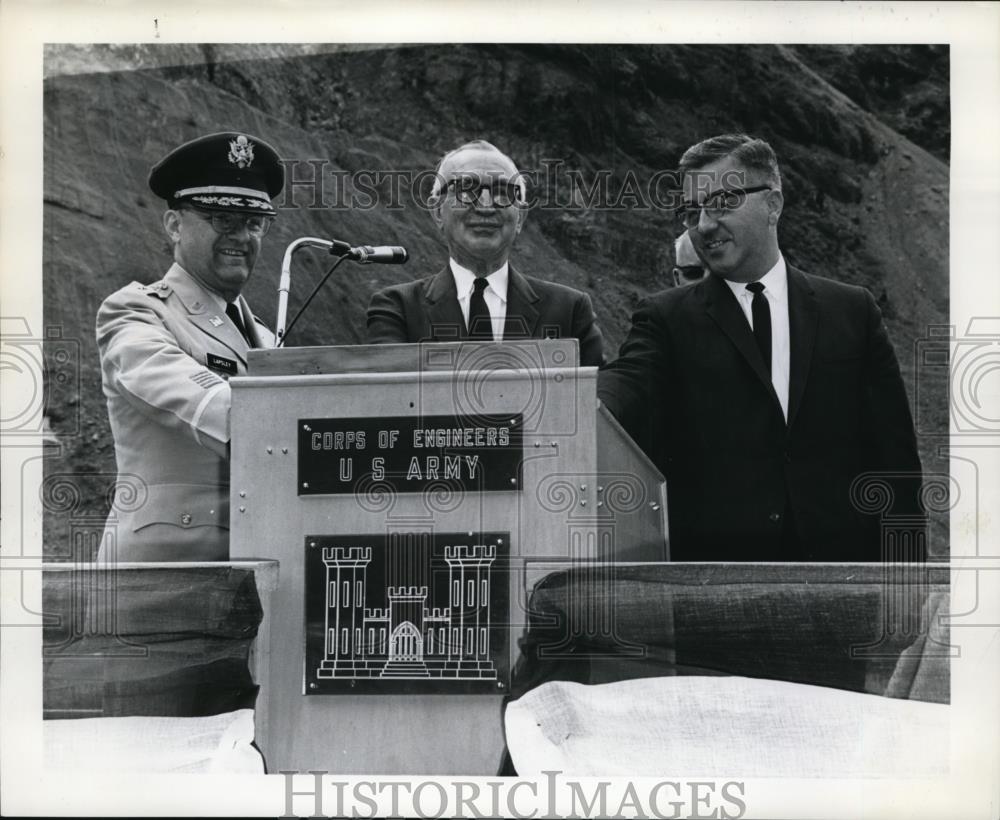 1964 Press Photo US Sen Wayne Morse, Maj Gen Lapsley &amp; W. Nunn, on Cougar Dam - Historic Images