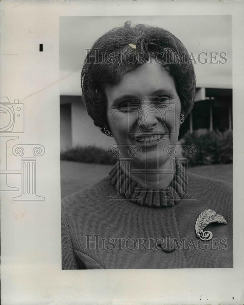 1971 Press Photo Jane Walker a volunteer at the Mac Loren School for B
