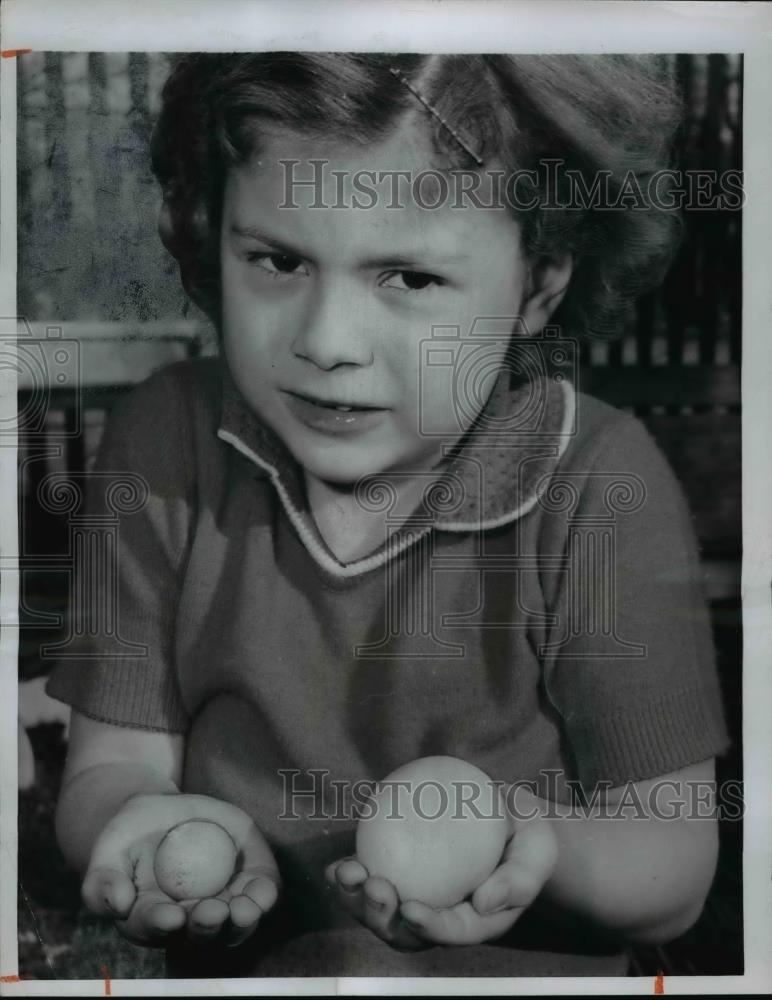 1961 Press Photo Janelle Dunn of Texas hold a 6 1/2 inches egg laid by same hen - Historic Images