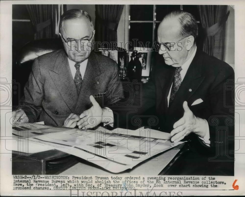 1952 Press Photo President Truman With Secretary Of Treasury John Snyder - Historic Images