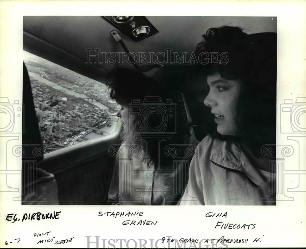 1990 Press Photo Parkrose students Staphanie Graven and Gina Fivecoats - Historic Images