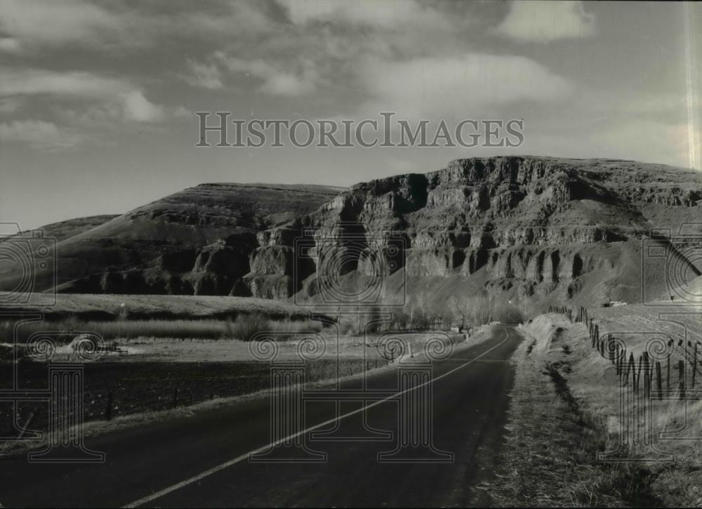 1946 Press Photo One of Oregon&#39;s most beautiful drives along Umatilla River. - Historic Images