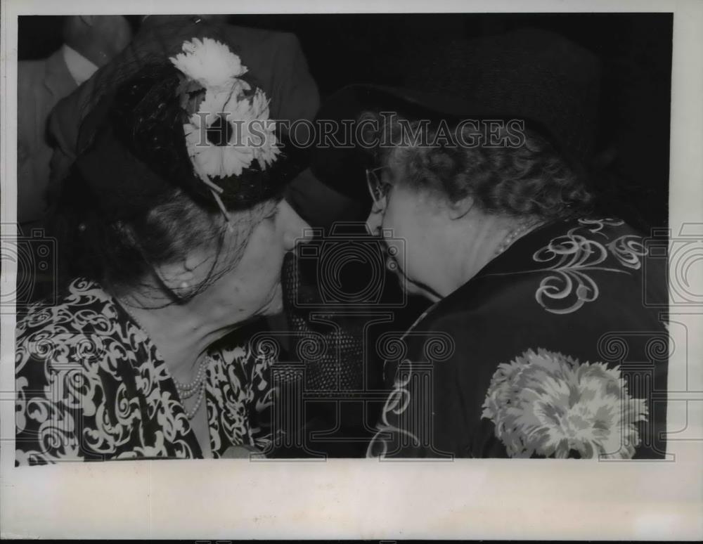 1948 Press Photo Mrs. Sirman And Mrs. Margaret Worell Discussing The Nominations - Historic Images