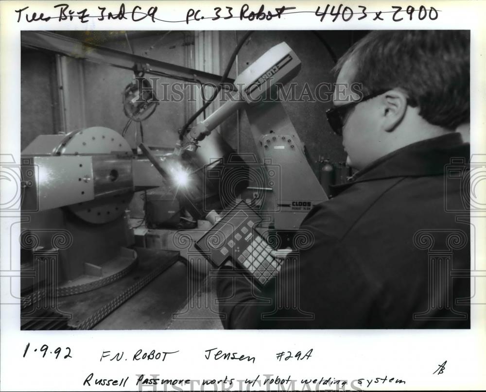 1992 Press Photo Russel Passmore works with robot welding system. - orb41141 - Historic Images