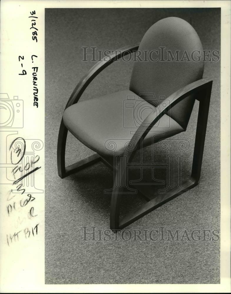 1985 Press Photo Graceful "Clyde's Chair" is suitable for occasional seating. - Historic Images
