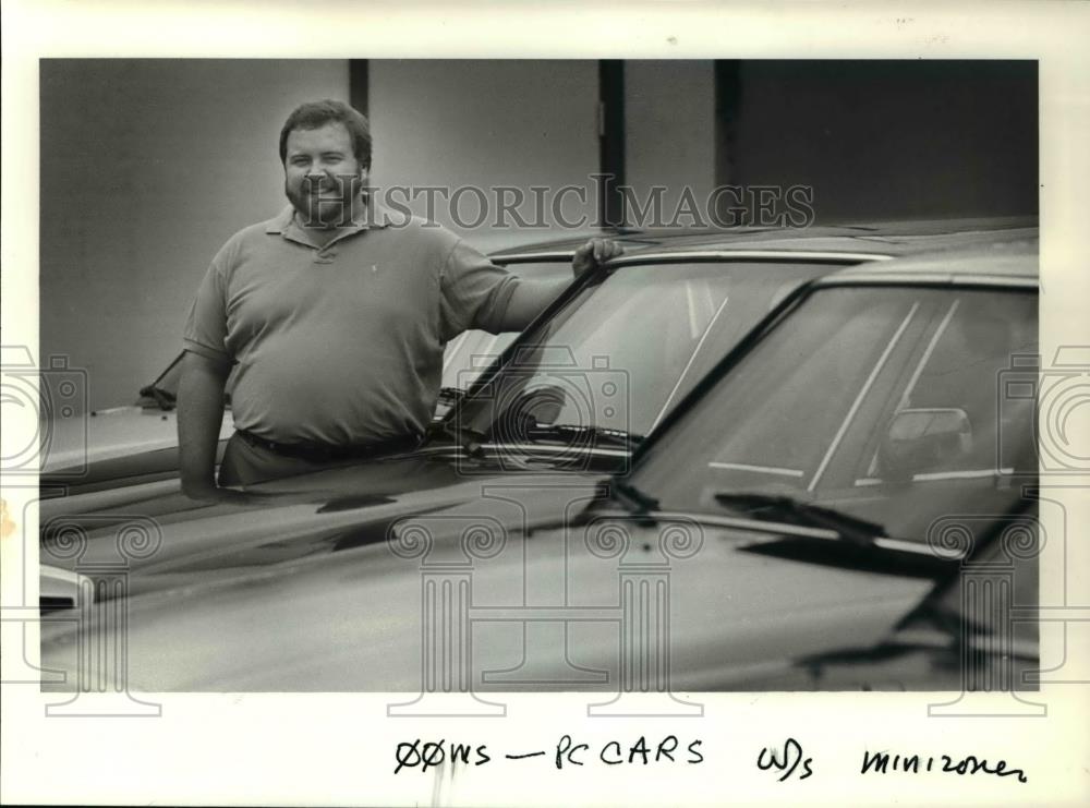 1997 Press Photo Steven Leonard, looks over used cars in Lake Oswego - ora50661 - Historic Images