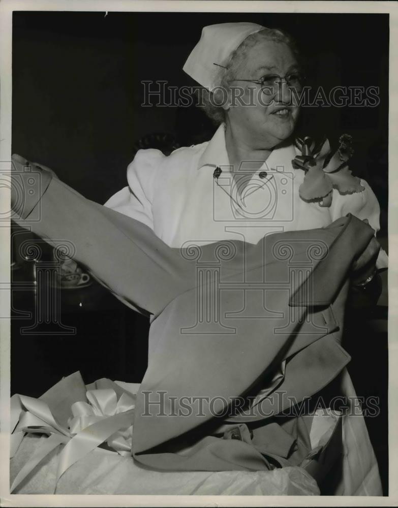 1950 Press Photo Mrs. Carrie Stanton Orchid And New Coat Add Swish To Farewell - Historic Images