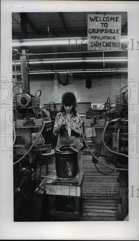 1978 Press Photo Valerie Mitchell, Gerber Blades employee, works on blade - Historic Images