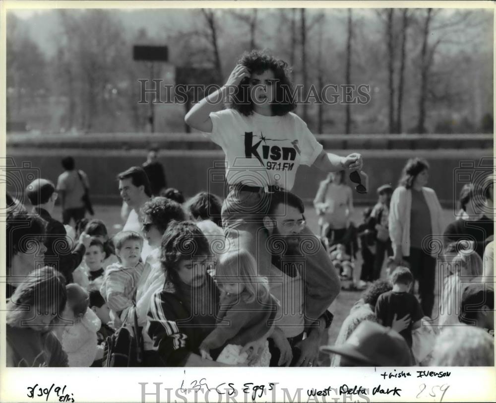 1991 Press Photo Crowds-Alpenrose Dairy Easter egg hunt - orb66384 - Historic Images