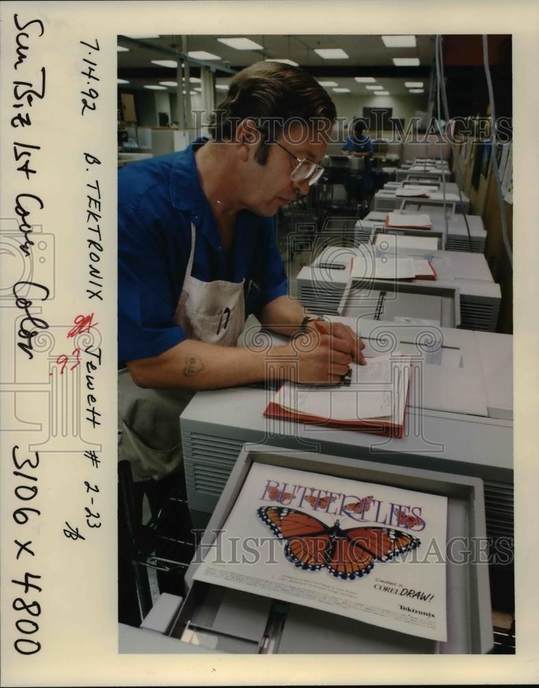 1992 Press Photo Chevy Chevalier checks a Phaser color printer at Tektronix Inc. - Historic Images