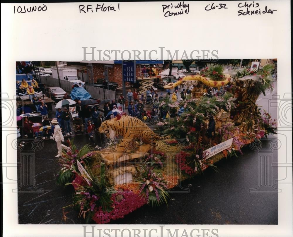 2000 Press Photo Portland Rose Festival, Grand Floral parade - orb37594 - Historic Images
