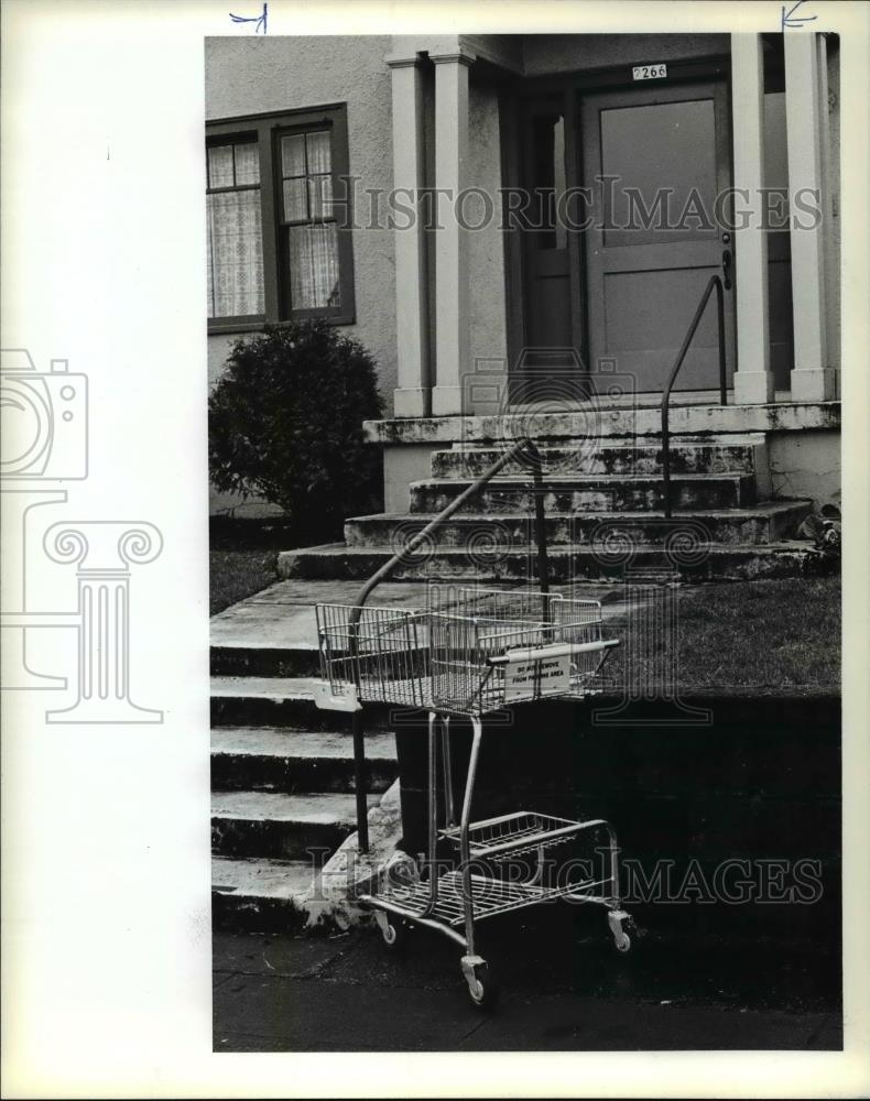 1981 Press Photo Shopping carts disappearing from Portland area superm