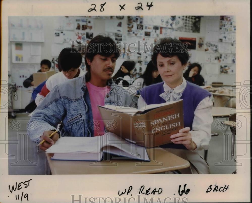 1989 Press Photo Hillsboro High School teacher Nancy Warner asks students - Historic Images