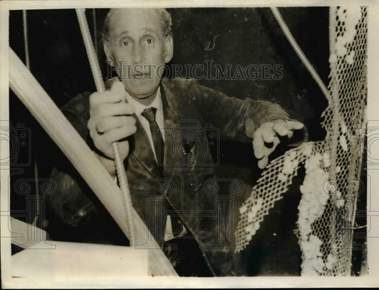 1969 Press Photo Canadian Stock Exchange employee makes his way through debris - Historic Images