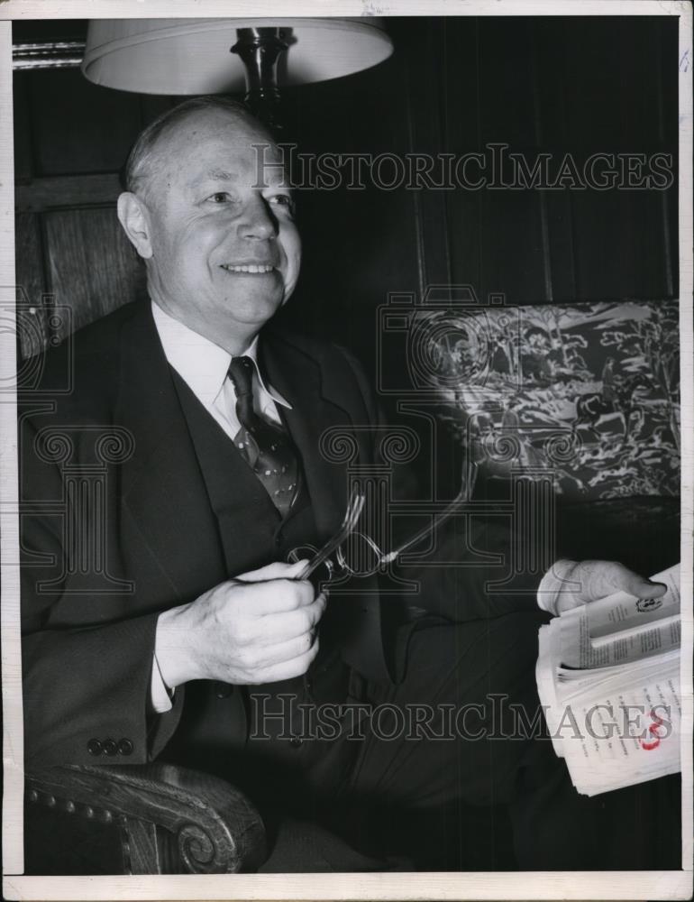 1951 Press Photo Senator Robert Taft interviewed by reporters in Chicago IL - Historic Images