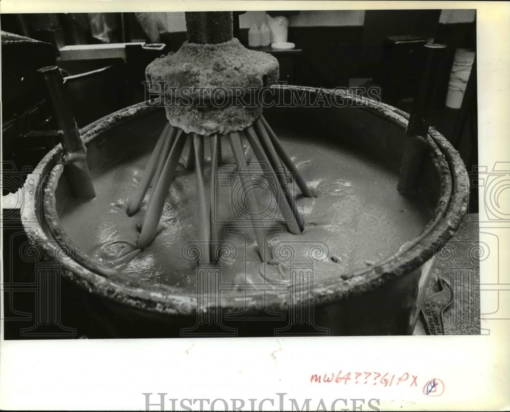 1982 Press Photo A vat of mustard stew awaits bottling at Beaverton Foods. - Historic Images
