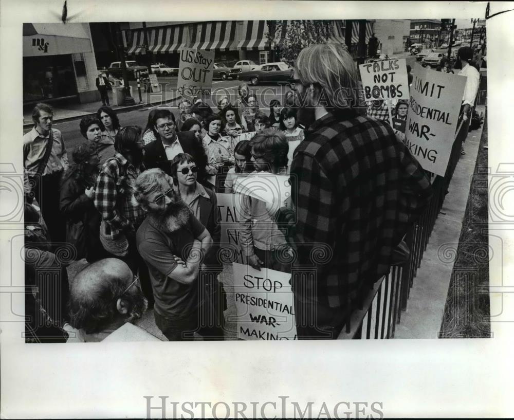 1975 Press Photo People in front of Portland's Pioneer Post Office o