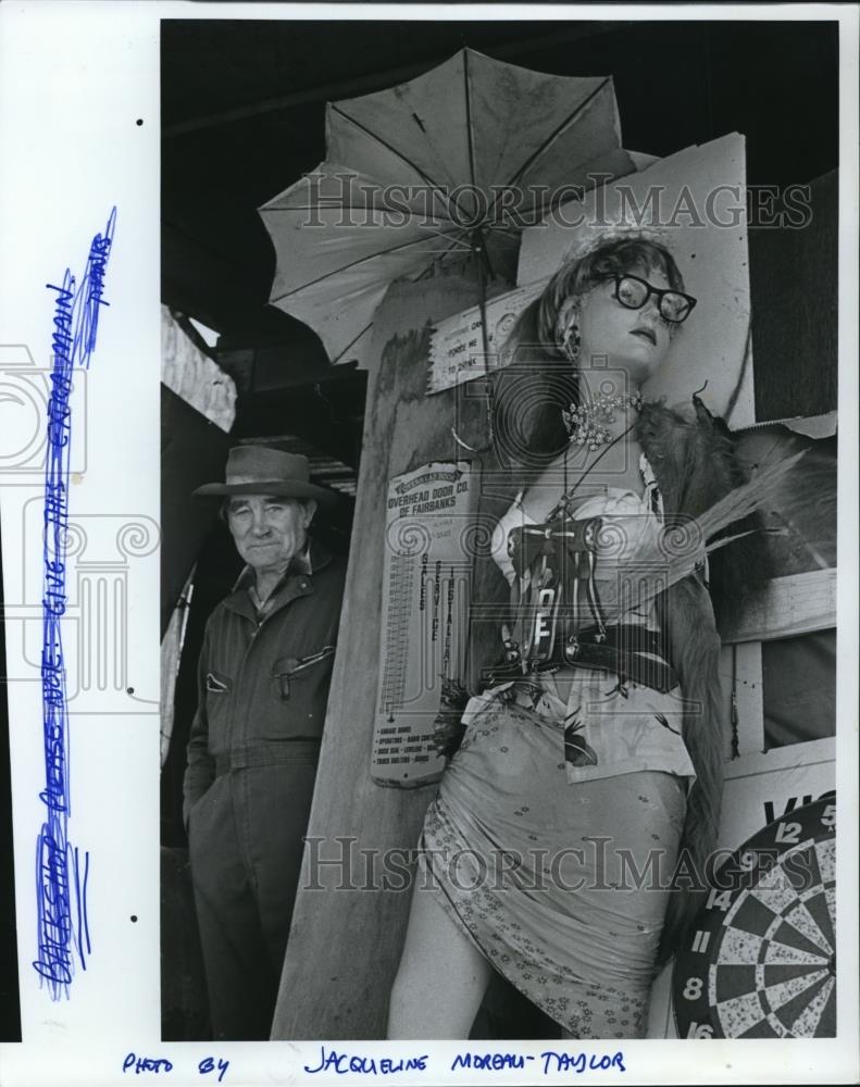 1980 Press Photo Ashland dump managers Ben & Hugh Bentley costumed the manikin - Historic Images