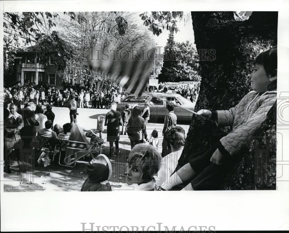 1972 Press Photo Veterans Day Parade-Four year old Angela Arcuri waving a flag - Historic Images