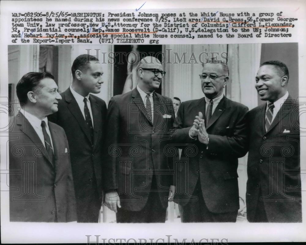 1965 Press Photo Pres.Lyndon Johnson with group of Appointees at the White Hous - Historic Images