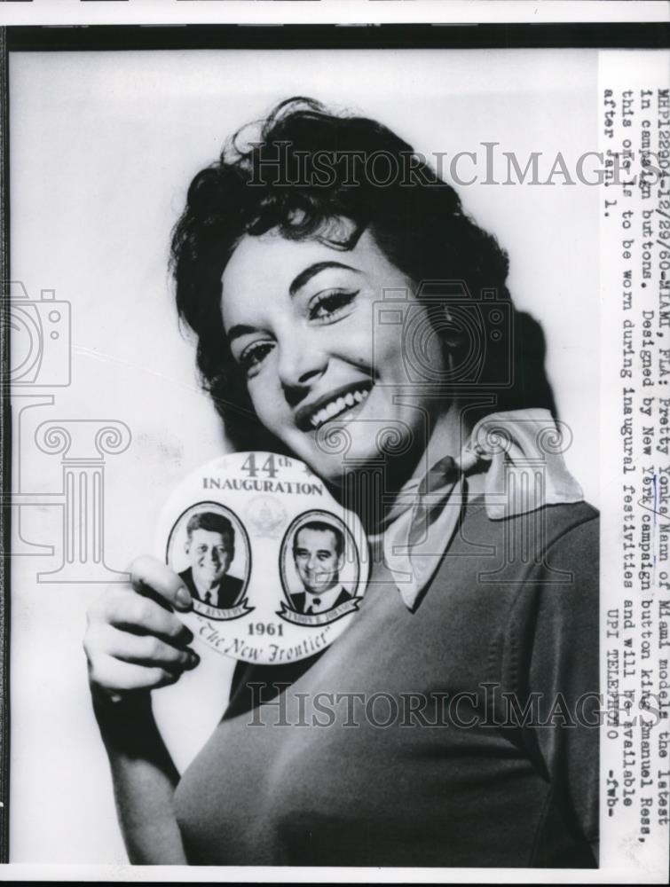 1960 Press Photo Yonka Mann of Miami with campaign buttons for Kennedy - Historic Images