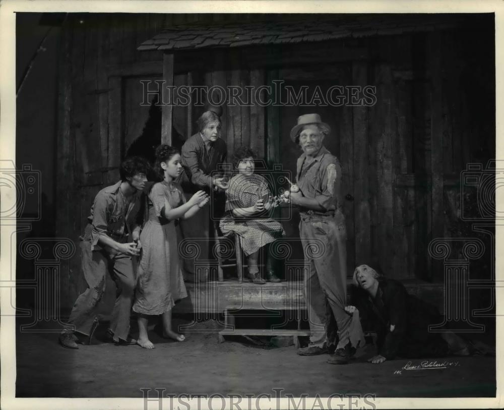 Press Photo The Turnip-eating Scene in Tobacco Road - orb62938 - Historic Images