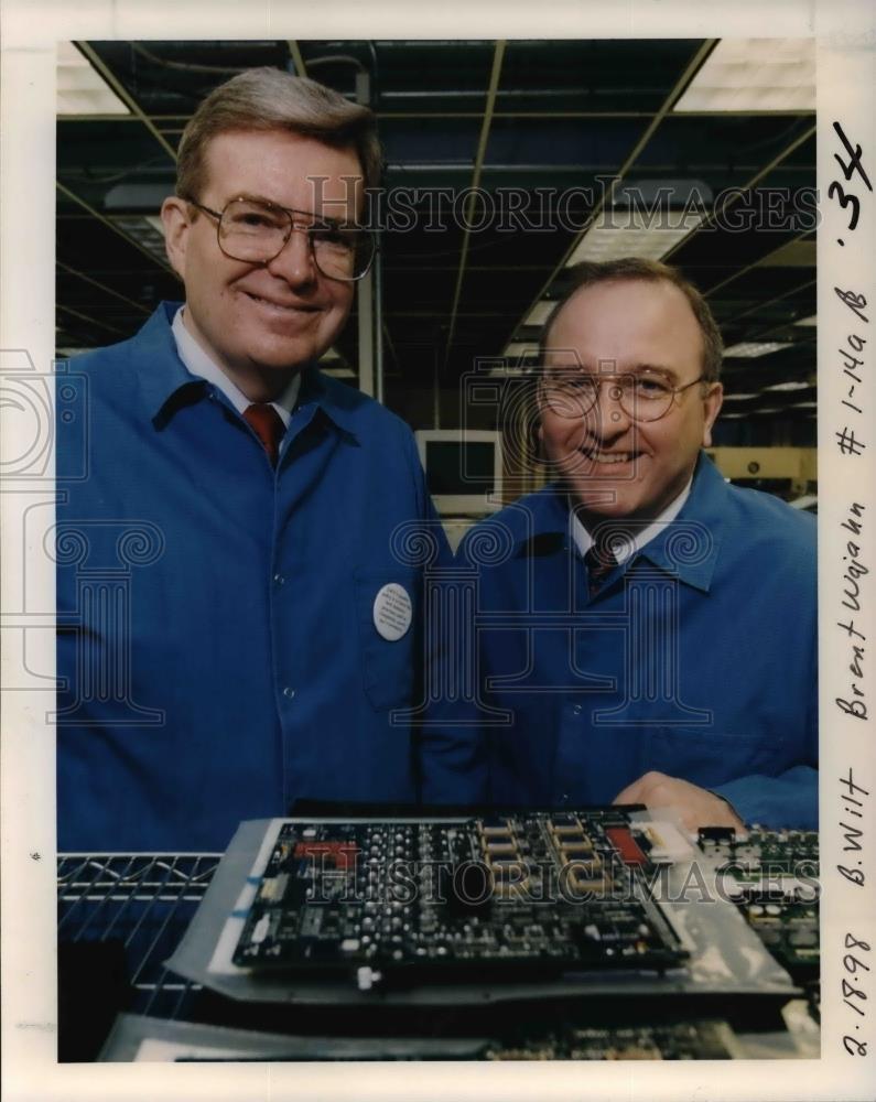 1998 Press Photo Joe Laughlin & B Wilt with computer parts - ora51451 - Historic Images