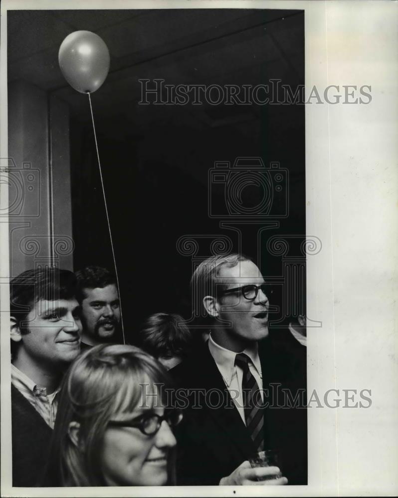 1970 Press Photo Tom Walsh Chatted with Friends - ora91420 - Historic Images